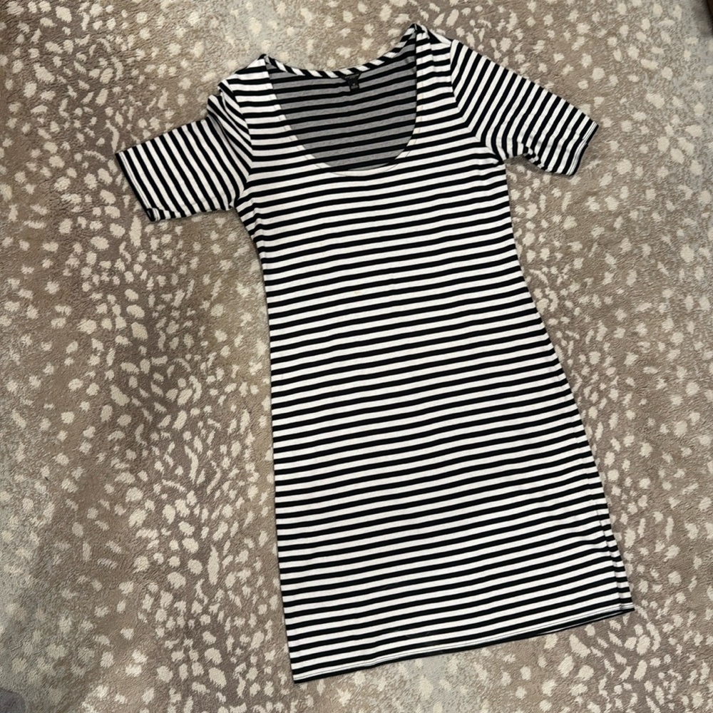 Cute and versatile Ann Taylor dress.  Medium